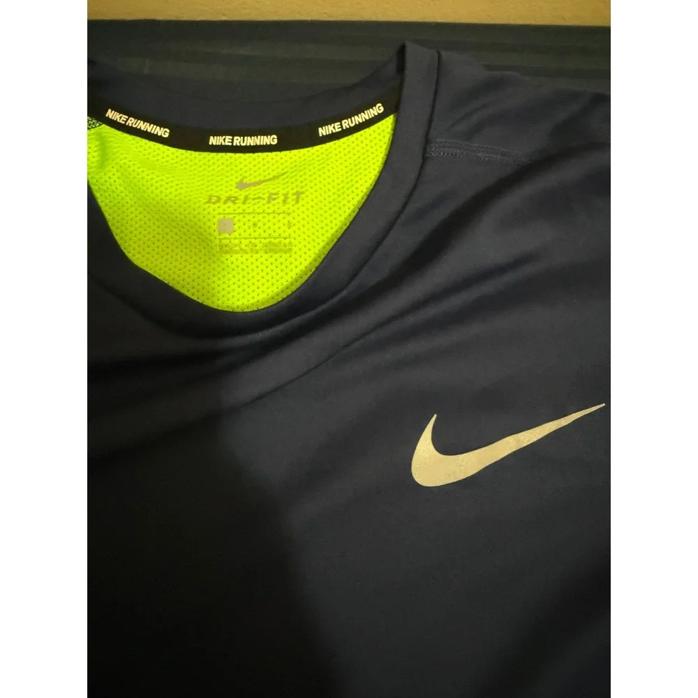 Nike Running Dri-FIT & Under Armour HeatGear Mens Athletic Shirts Bundle Large
